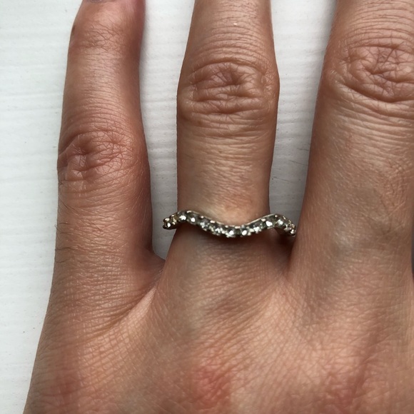 Thin & dainty curved silver and rhinestone ring - Picture 2 of 6